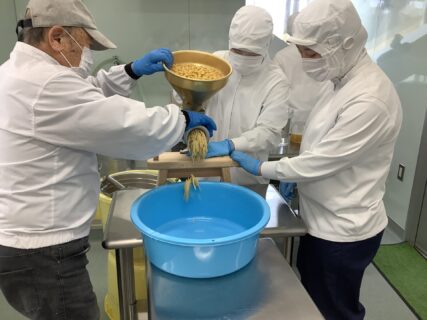 本校の伝統として受け継がれる味噌造り